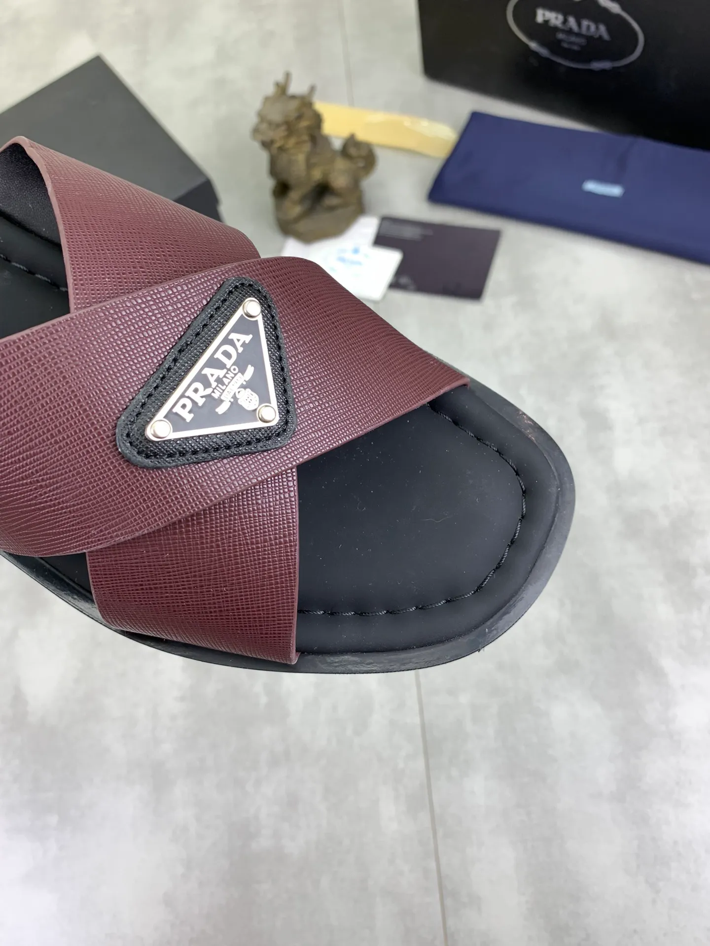 Men's shoes 💰P300💰【New style】🎁🎁🎁 PRADA Prada's new casual slippers, original official website 1:1, perfect workmanship, transmitting a kind of noble luxury, sublimating its definition of luxury in Prada's high-end extraordinary craftsmanship. Original combination outsole, code number: 38-44 (45 customized) 4️⃣colors🉑️ to choose from